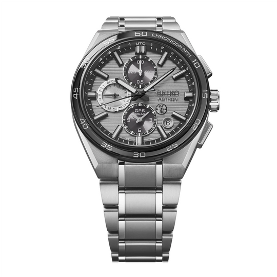 Seiko Astron SSH177 GPS Solar herreklokke i titan på 44 mm. Kommer med grå skive, titanlenke- og kasse, chronograph, worldtimer-fuksjon og perpetualkalender.