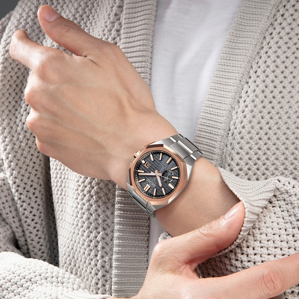 Seiko Astron GPS Solar fastsetter tiden ved hjelp av satellitter, så du aldri trenger å stille tiden. Kasse og lenke i titan. 100 meter vanntett.