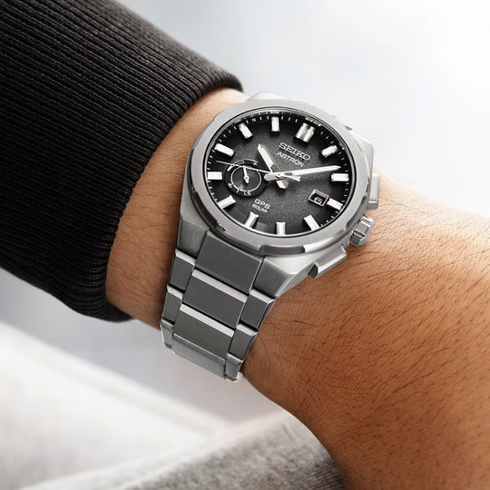 Seiko Astron GPS Solar fastsetter tiden ved hjelp av satellitter, så du aldri trenger å stille tiden. Kasse og lenke i titan. 100 meter vanntett.