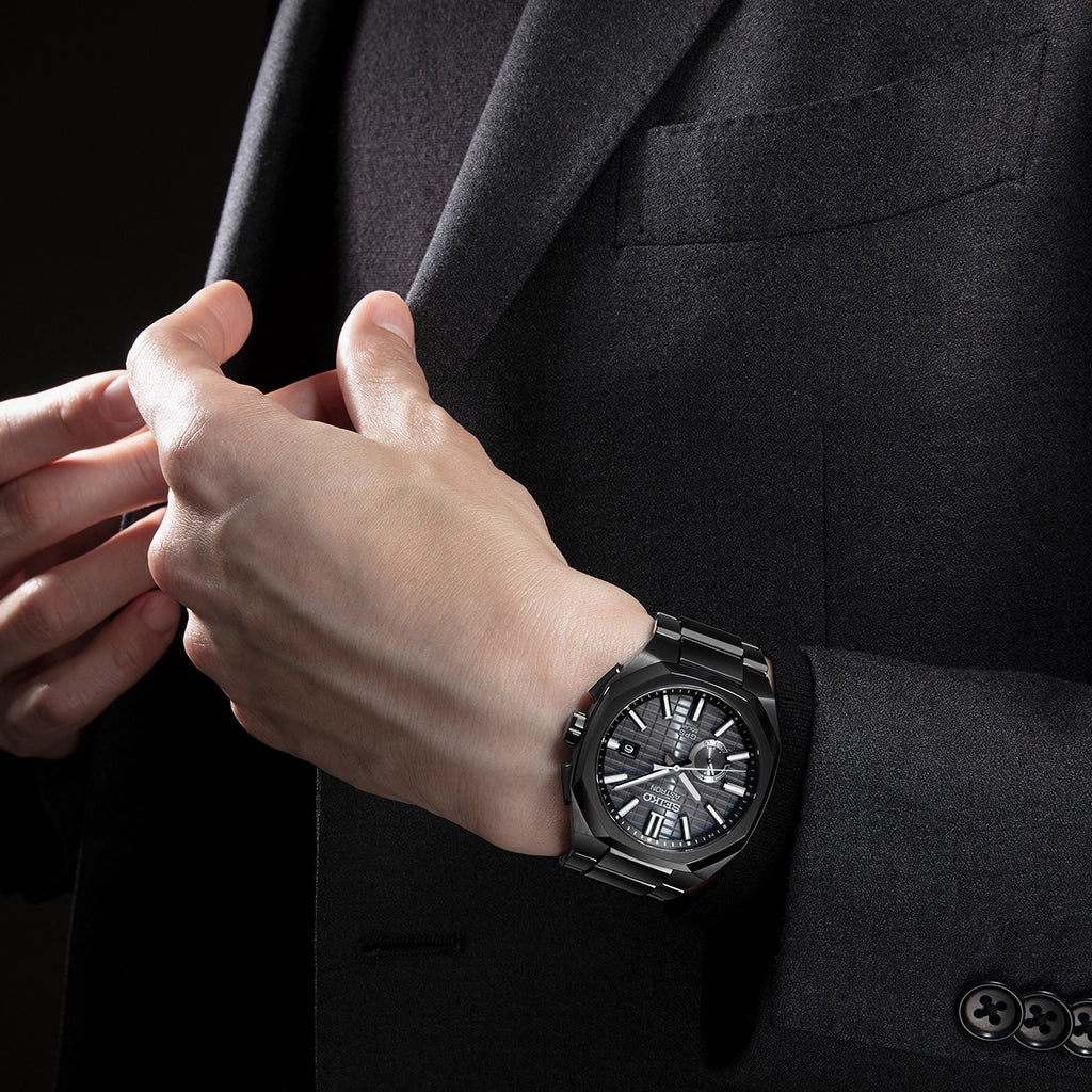 Seiko Astron GPS Solar fastsetter tiden ved hjelp av satellitter, så du aldri trenger å stille tiden. Kasse og lenke i titan. 100 meter vanntett.