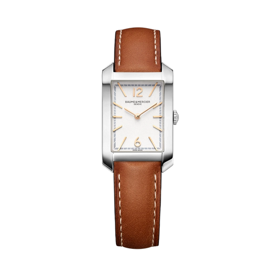 Baume & Mercier Classima er en rektangulær klokke til dame med quartzverk, hvit skive og brun skinnrem.