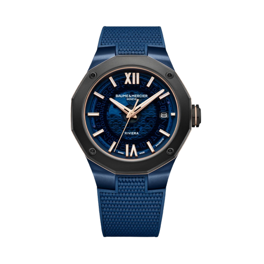 Baume & Mercier Riviera er en herreklokke på 42 mm med blå skive, blå gummirem og blå kasse. 120 timer gangreserve.