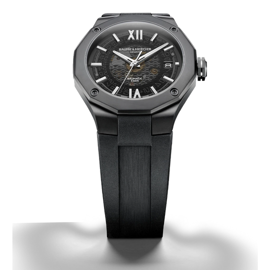 Baume & Mercier Riviera er en sporty klokke til herre i helsort på 42 mm med automatisk verk.