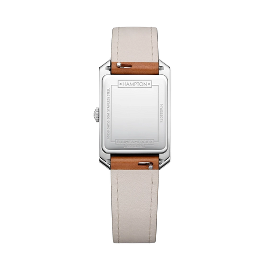 Baume & Mercier Classima er en rektangulær klokke til dame med quartzverk, hvit skive og brun skinnrem.
