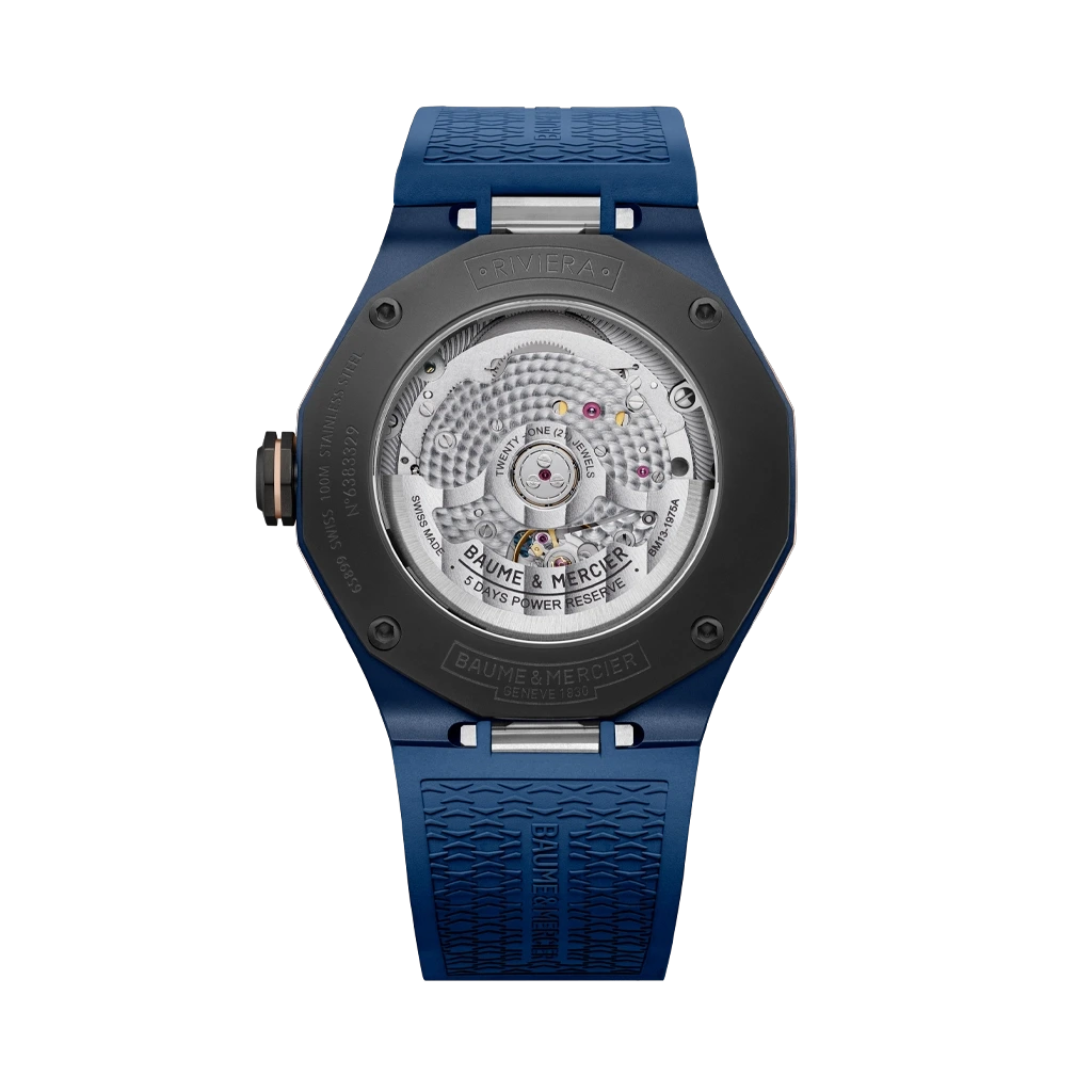 Baume & Mercier Riviera er en herreklokke på 42 mm med blå skive, blå gummirem og blå kasse. 120 timer gangreserve.