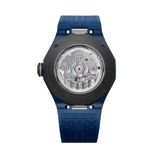 Baume & Mercier Riviera er en herreklokke på 42 mm med blå skive, blå gummirem og blå kasse. 120 timer gangreserve.
