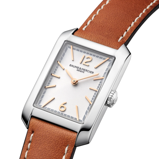 Baume & Mercier Classima er en rektangulær klokke til dame med quartzverk, hvit skive og brun skinnrem.