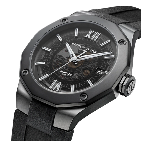Baume & Mercier Riviera er en sporty klokke til herre i helsort på 42 mm med automatisk verk.