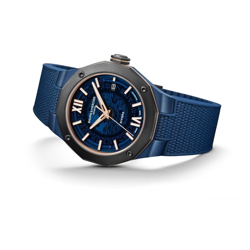 Baume & Mercier Riviera er en herreklokke på 42 mm med blå skive, blå gummirem og blå kasse. 120 timer gangreserve.
