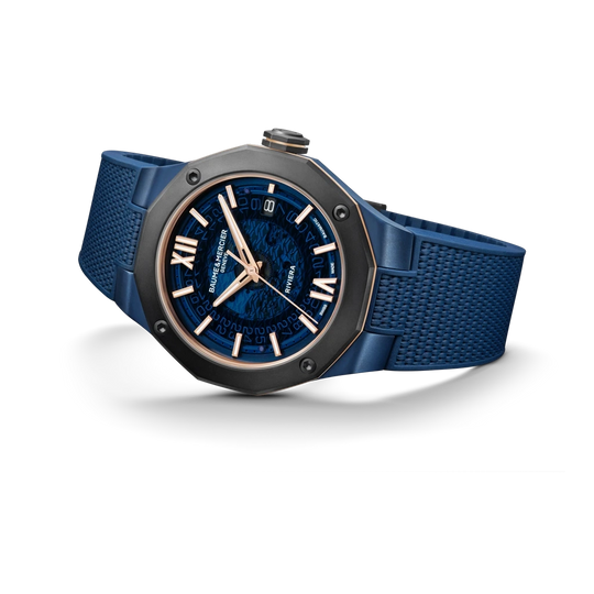 Baume & Mercier Riviera er en herreklokke på 42 mm med blå skive, blå gummirem og blå kasse. 120 timer gangreserve.