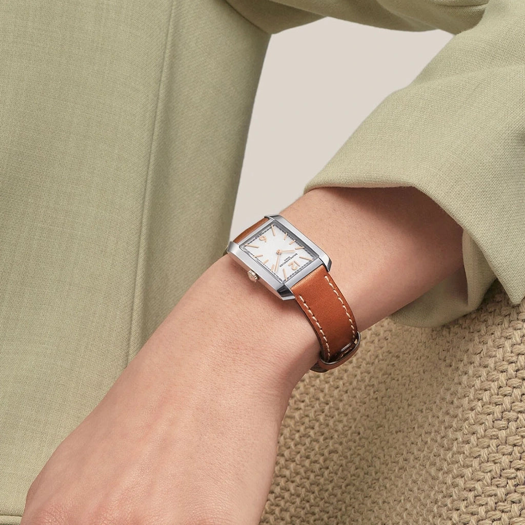 Baume & Mercier Classima er en rektangulær klokke til dame med quartzverk, hvit skive og brun skinnrem.