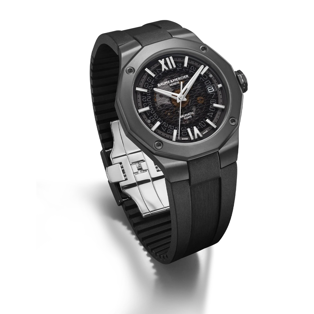 Baume & Mercier Riviera er en sporty klokke til herre i helsort på 42 mm med automatisk verk.
