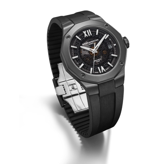 Baume & Mercier Riviera er en sporty klokke til herre i helsort på 42 mm med automatisk verk.