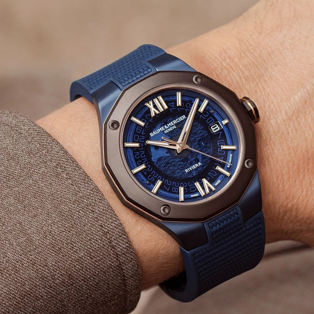 Baume & Mercier Riviera er en herreklokke på 42 mm med blå skive, blå gummirem og blå kasse. 120 timer gangreserve.