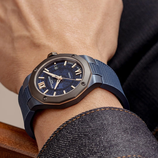Baume & Mercier Riviera er en herreklokke på 42 mm med blå skive, blå gummirem og blå kasse. 120 timer gangreserve.