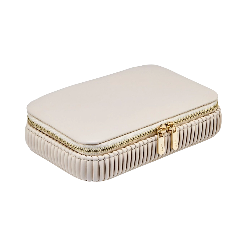 Bella Zip Case er et praktisk smykkeskrin som kan tas med på reise. De tre rommene inni har LusterLoc som forhindrer anløpning i opptil 35 år.