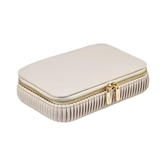 Bella Zip Case er et praktisk smykkeskrin som kan tas med på reise. De tre rommene inni har LusterLoc som forhindrer anløpning i opptil 35 år.