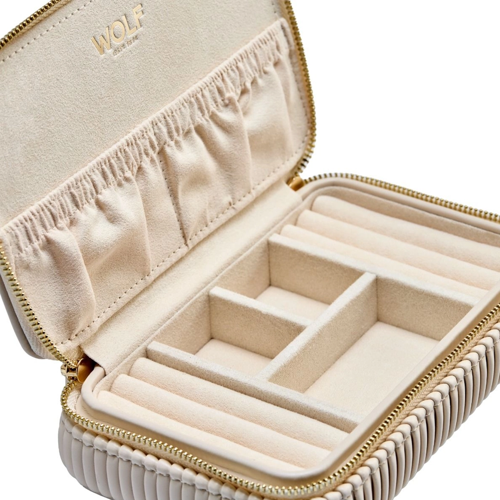 Bella Zip Case er et praktisk smykkeskrin som kan tas med på reise. De tre rommene inni har LusterLoc som forhindrer anløpning i opptil 35 år.