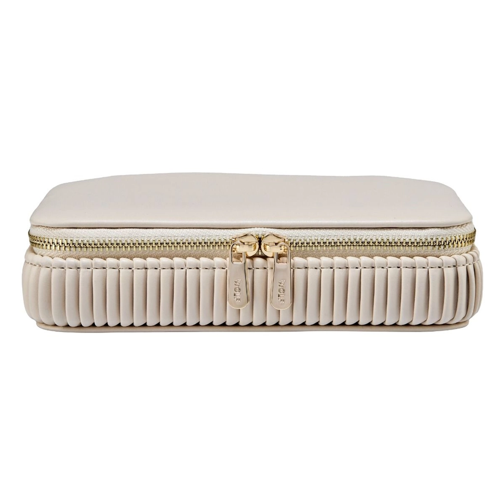 Bella Zip Case er et praktisk smykkeskrin som kan tas med på reise. De tre rommene inni har LusterLoc som forhindrer anløpning i opptil 35 år.