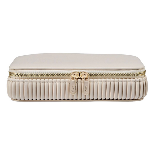 Bella Zip Case er et praktisk smykkeskrin som kan tas med på reise. De tre rommene inni har LusterLoc som forhindrer anløpning i opptil 35 år.