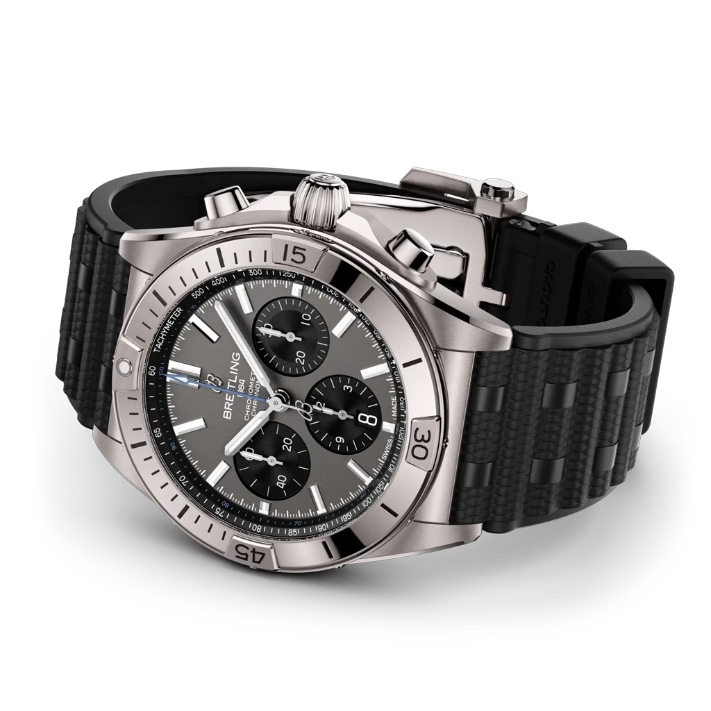 Breitling Chronomat B01 42 EB0134101M1S1 herreklokke i titan med grå chronographskive og sort gummirem.