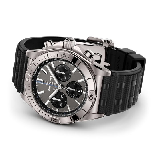 Breitling Chronomat B01 42 EB0134101M1S1 herreklokke i titan med grå chronographskive og sort gummirem.