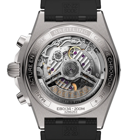 Breitling Chronomat B01 42 EB0134101M1S1 herreklokke i titan med grå chronographskive og sort gummirem.