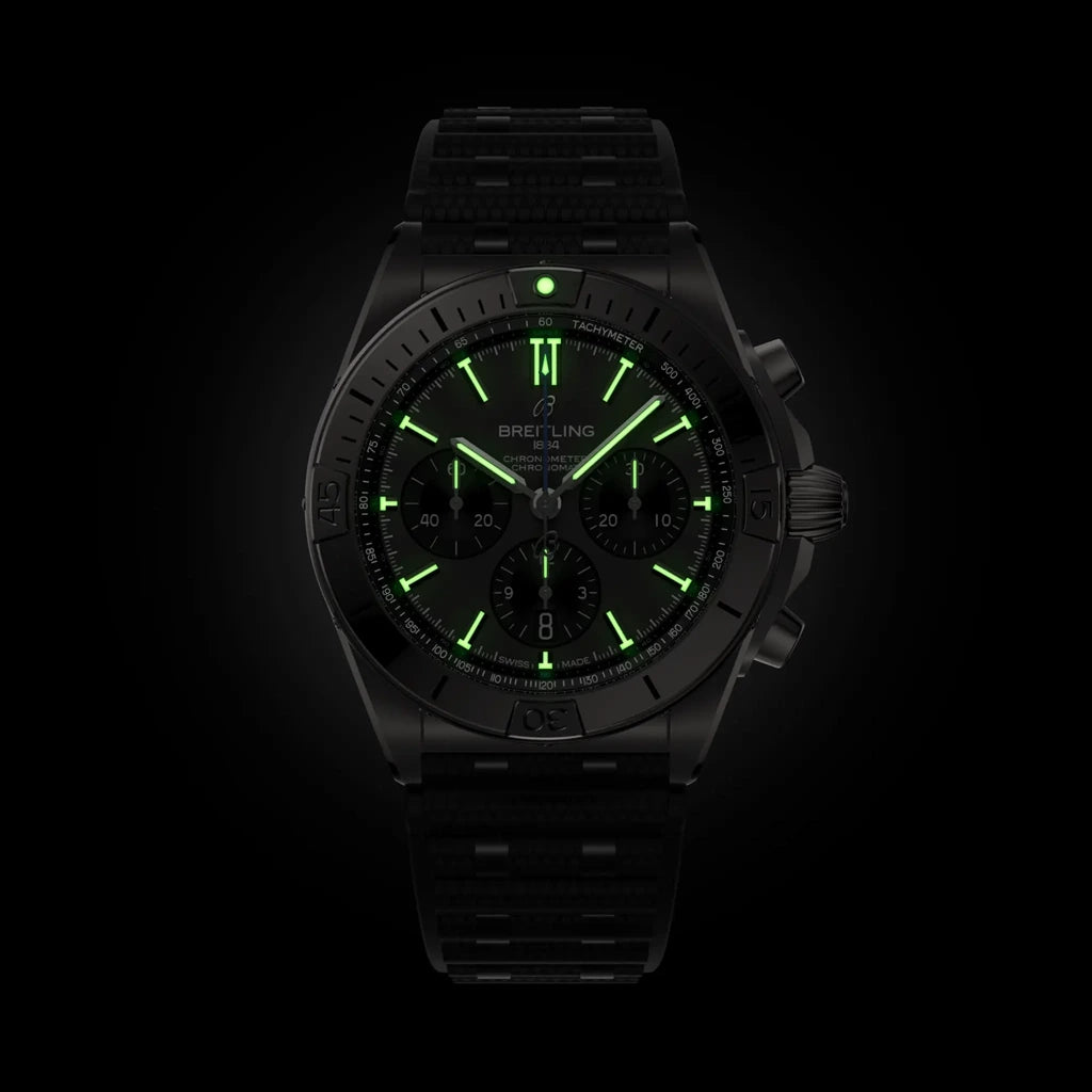 Breitling Chronomat B01 42 EB0134101M1S1 herreklokke i titan med grå chronographskive og sort gummirem.