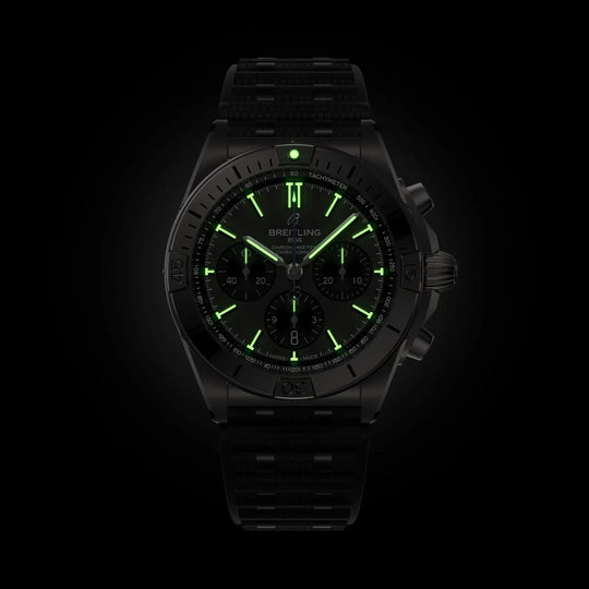 Breitling Chronomat B01 42 EB0134101M1S1 herreklokke i titan med grå chronographskive og sort gummirem.