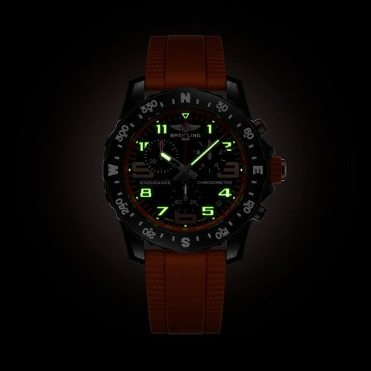 Breitling Endurance Pro 44 mm X82310A51B1S2 herreklokke med sort kasse i Breitlight, sort skive og oransje gummirem