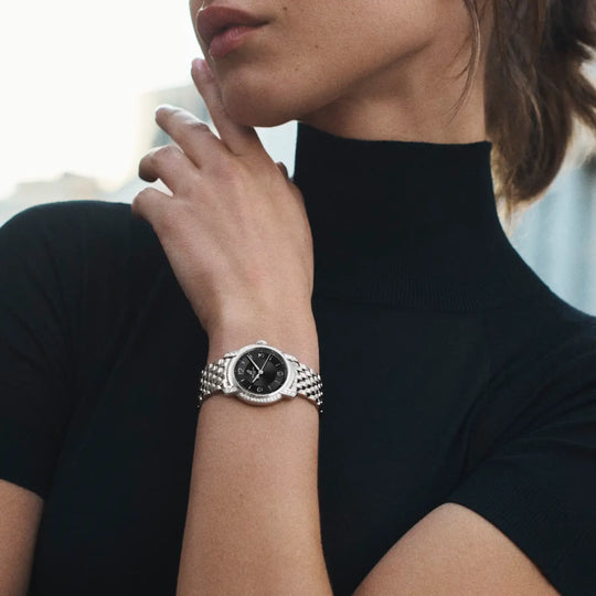 Breitling Premier dameklokke på 32 mm med kasse i stål med diamanter og stållenke. Sort tallskive, quartzverk og 100 meter vanntett.