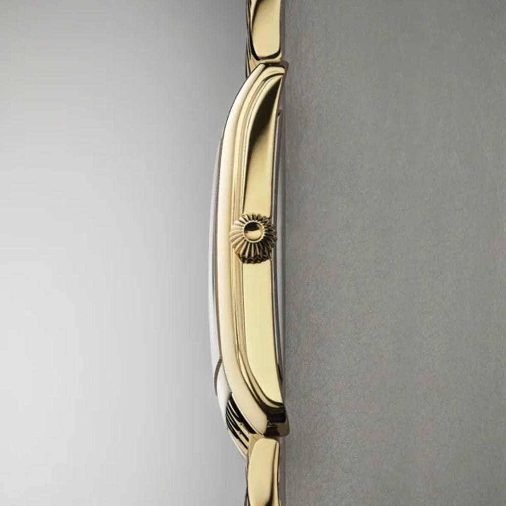 Classics Carree til dame med hvit tallskive med egen subdial for sekunder. Gullfarget kasse og sort skinnrem. 50 meter vanntett.