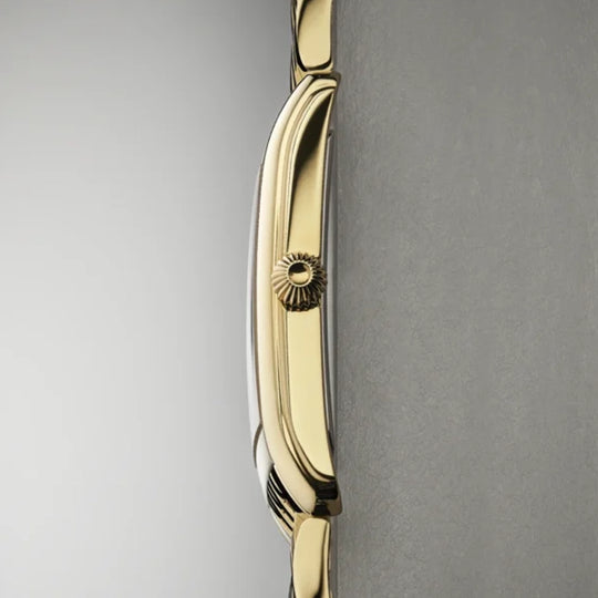 Classics Carree til dame med hvit tallskive med egen subdial for sekunder. Gullfarget kasse og sort skinnrem. 50 meter vanntett.