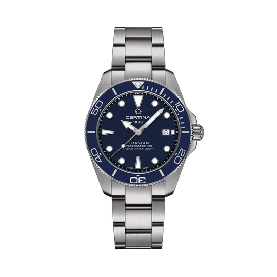 Certina DS Action Diver Powermatic 80 C048.407.44.041.00 herreklokke på 40,5 mm i titan med blå tallskive og lenke med foldelås.