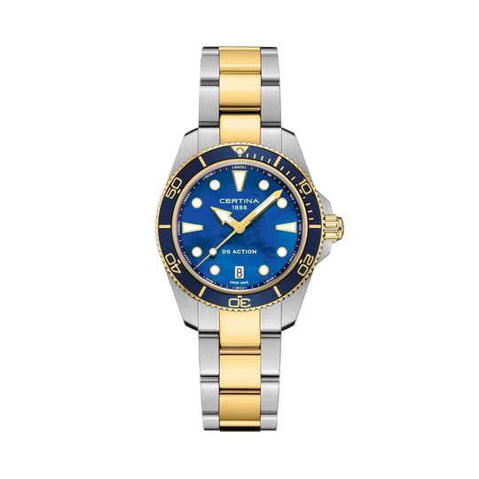 Certina DS Action dameklokke C048.210.22.131.00 på 34,5 mm i stål. Den har quartzverk, blå perlemorskive og PVD belagt lenke med foldelås.