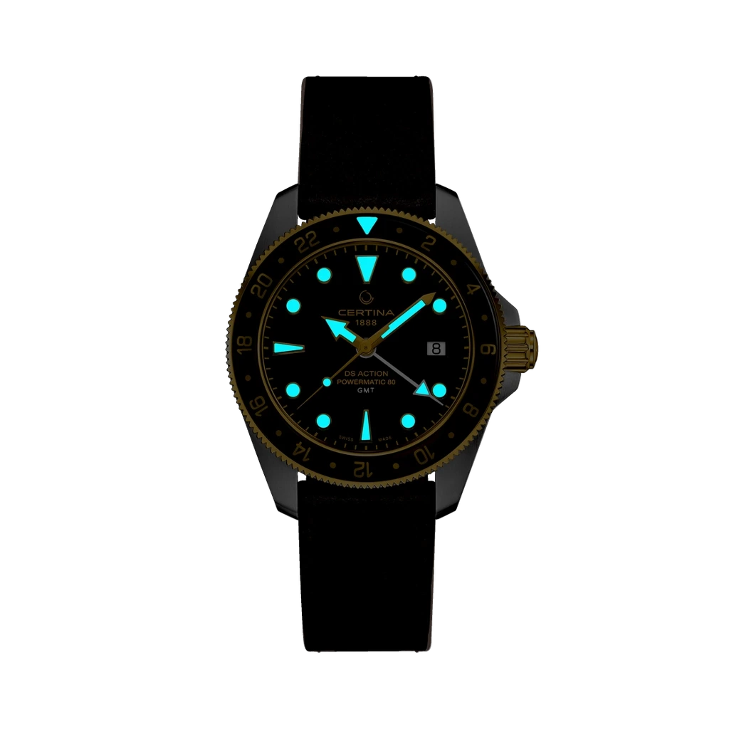 Certina DS Action GMT Powermatic 80 herreklokke med sort skive, skinnrem og GMT-funksjon.