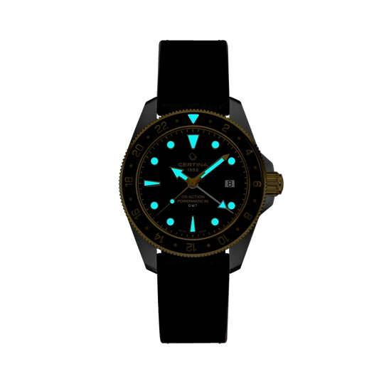 Certina DS Action GMT Powermatic 80 herreklokke med sort skive, skinnrem og GMT-funksjon.