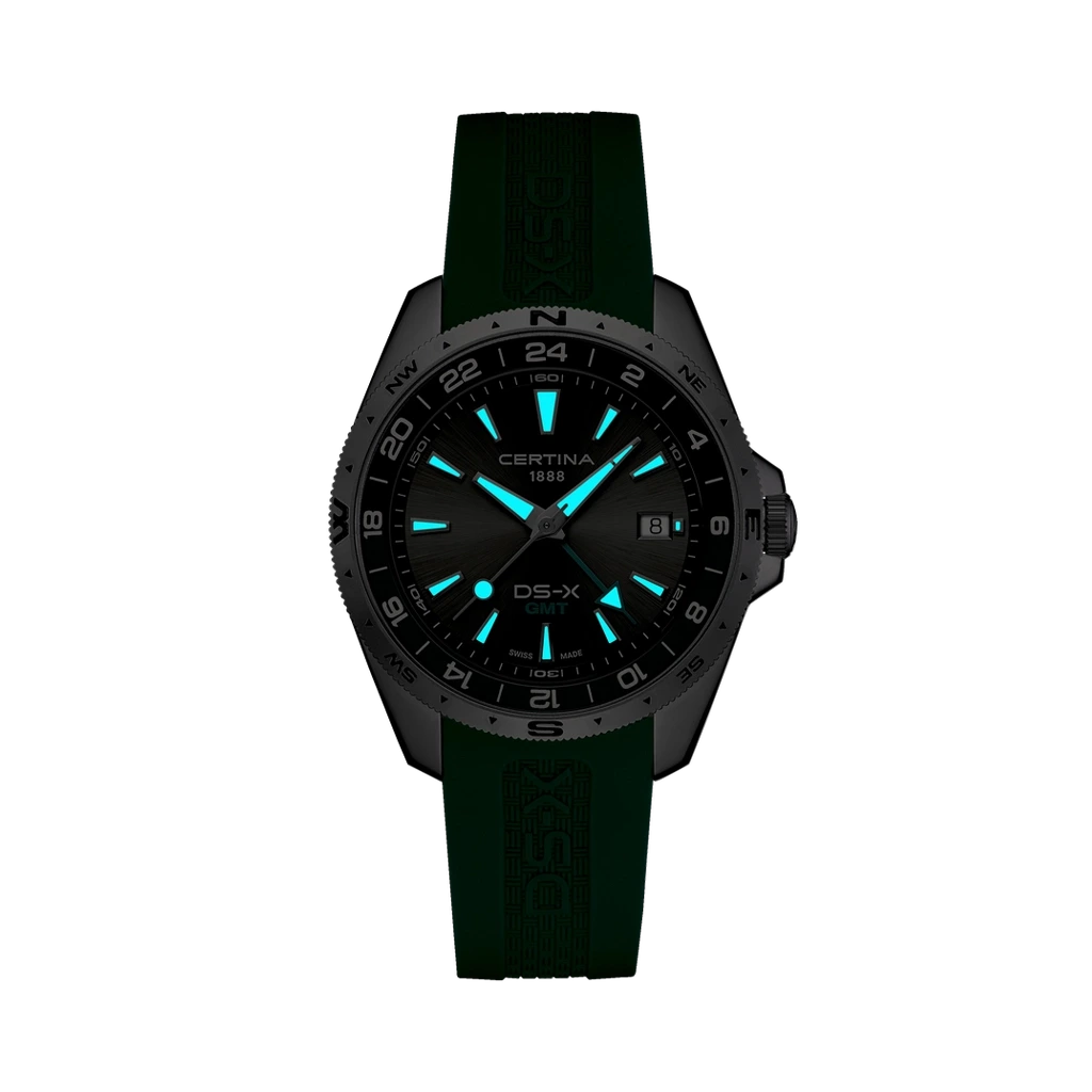 Certina DS-X GMT C047.452.17.081.00 herreklokke med grå skive, grønn gummirem, kasse i stål og GMT-funksjon.