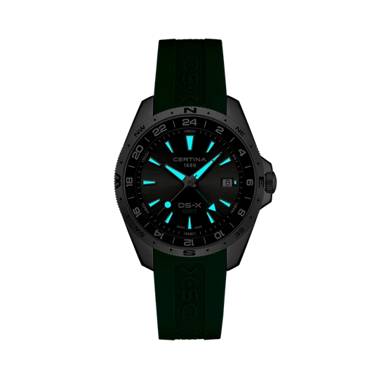 Certina DS-X GMT C047.452.17.081.00 herreklokke med grå skive, grønn gummirem, kasse i stål og GMT-funksjon.