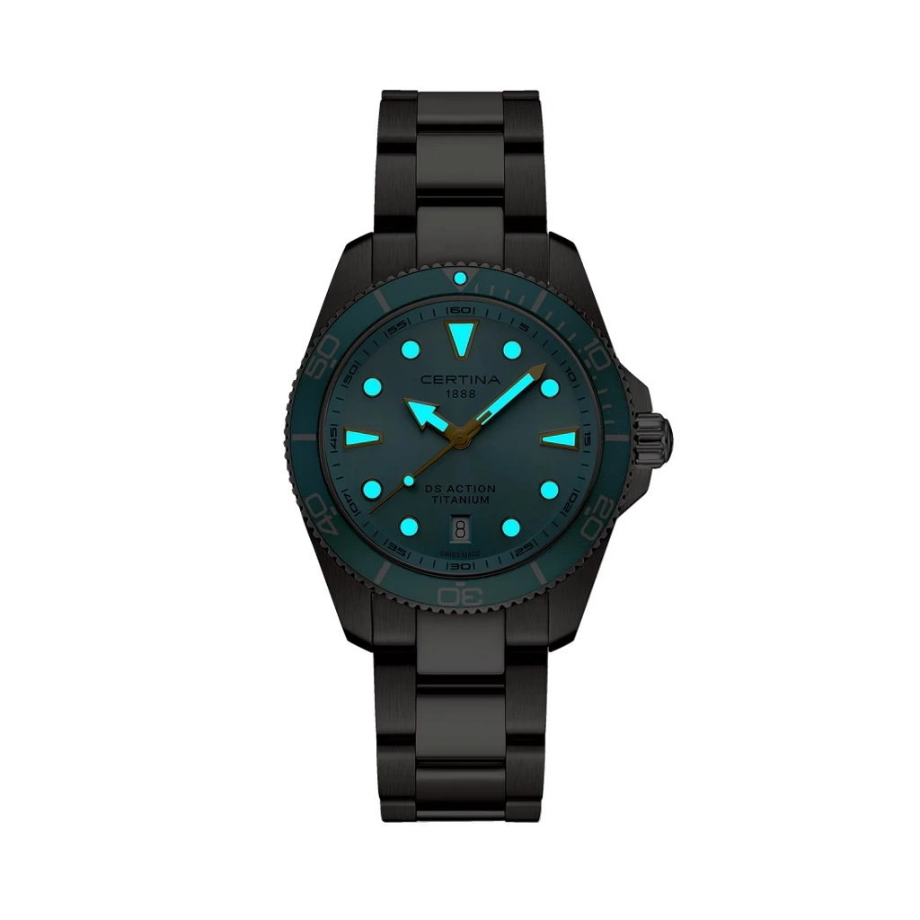 Certina DS Action C048.410.44.351.00 herreklokke på 40 mm i titan med quartzverk og blå bezel.