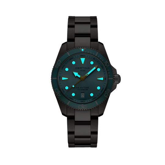 Certina DS Action C048.410.44.351.00 herreklokke på 40 mm i titan med quartzverk og blå bezel.