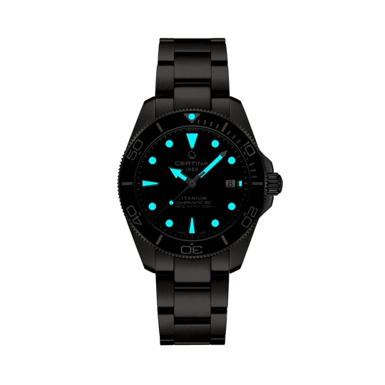 Certina DS Action Diver Powermatic 80 C048.407.44.041.00 herreklokke på 40,5 mm i titan med blå tallskive og lenke med foldelås.