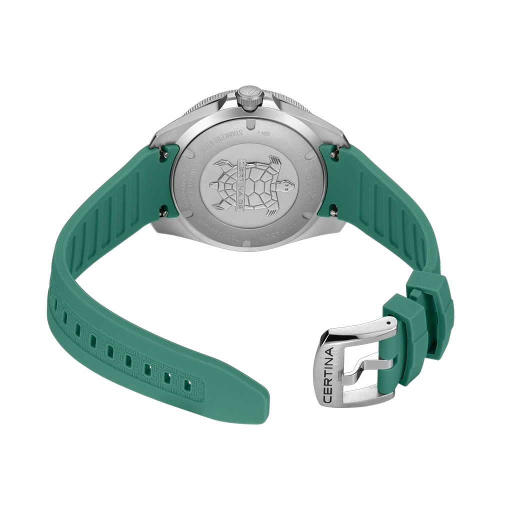 Certina DS-X GMT C047.452.17.081.00 herreklokke med grå skive, grønn gummirem, kasse i stål og GMT-funksjon.