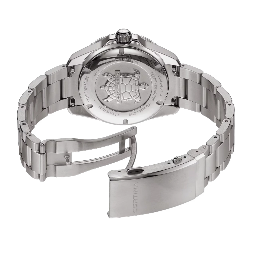 Certina DS Action Diver Powermatic 80 C048.407.44.041.00 herreklokke på 40,5 mm i titan med blå tallskive og lenke med foldelås.