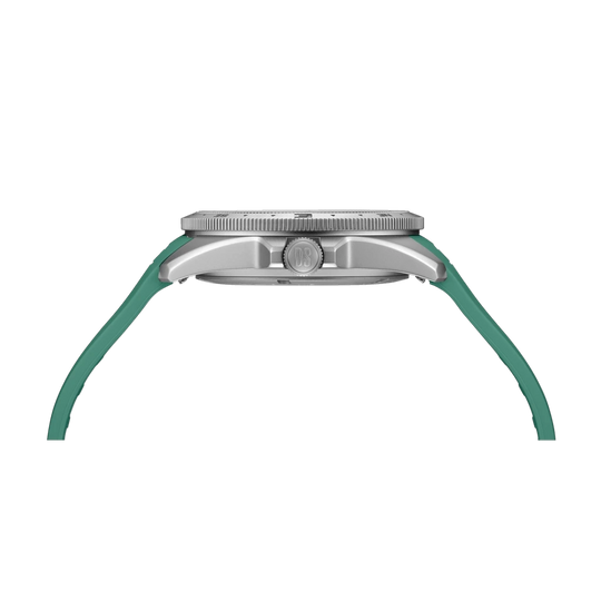 Certina DS-X GMT C047.452.17.081.00 herreklokke med grå skive, grønn gummirem, kasse i stål og GMT-funksjon.