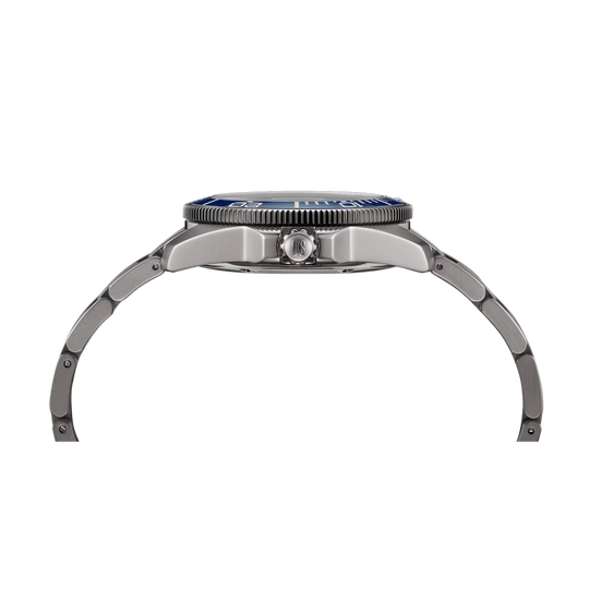 Certina DS Action Diver Powermatic 80 C048.407.44.041.00 herreklokke på 40,5 mm i titan med blå tallskive og lenke med foldelås.