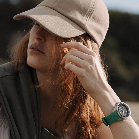 Certina DS-X GMT C047.452.17.081.00 herreklokke med grå skive, grønn gummirem, kasse i stål og GMT-funksjon.