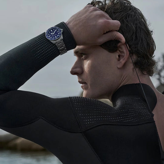 Certina DS Action Diver Powermatic 80 C048.407.44.041.00 herreklokke på 40,5 mm i titan med blå tallskive og lenke med foldelås.