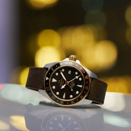 Certina DS Action GMT Powermatic 80 herreklokke med sort skive, skinnrem og GMT-funksjon.