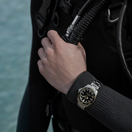 Certina DS Action Diver Powermatic 80 C048.407.11.051.01herreklokke med sort skive og kasse og lenke i stål.
